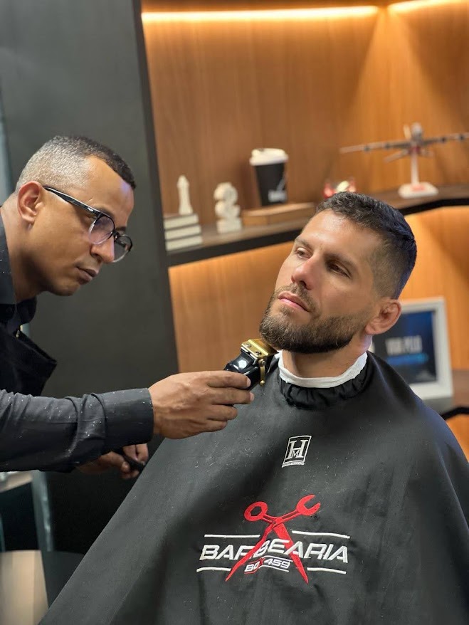 Du Magic atendendo Thiago Rocha na barbearia