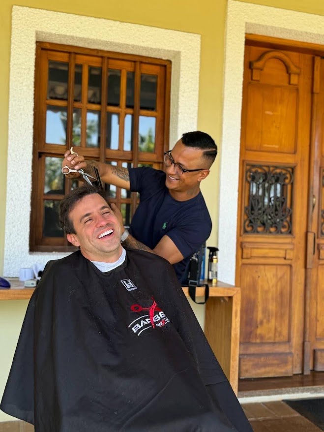 Du Magic cortando o cabelo de Pablo Marçal