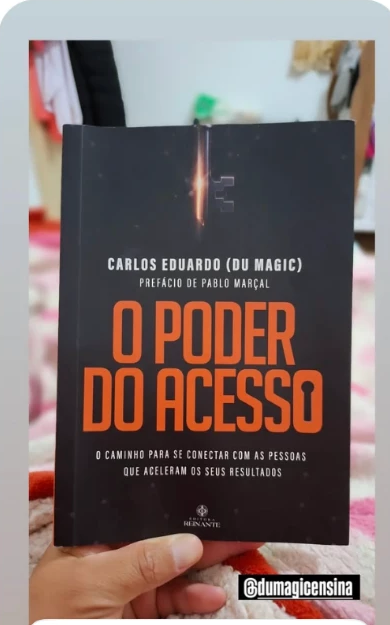 Leitor postando o livro O Poder do Acesso nos stories e marcando o Du
