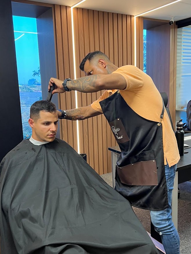 Du Magic cortando o cabelo de Nezio na barbearia